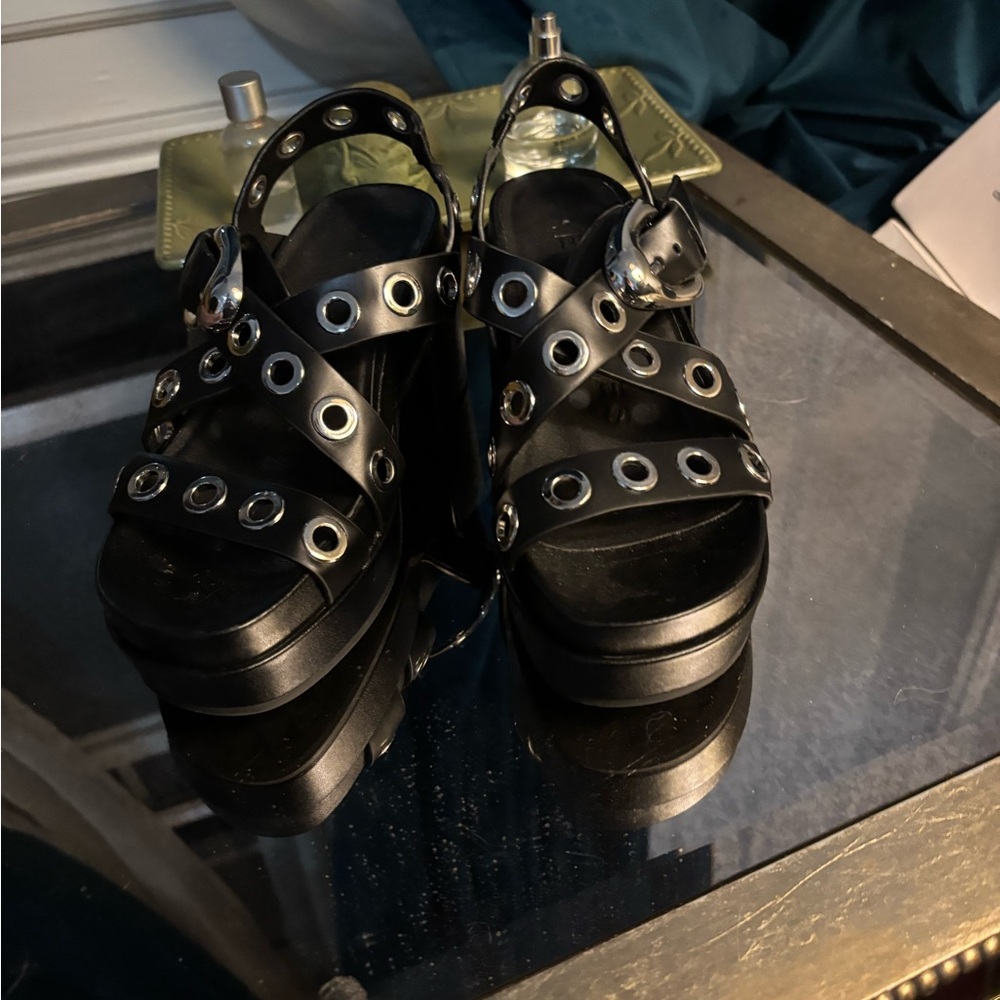Aerosole grommet platform shoes new without tags
5-5.5 
Black and silver